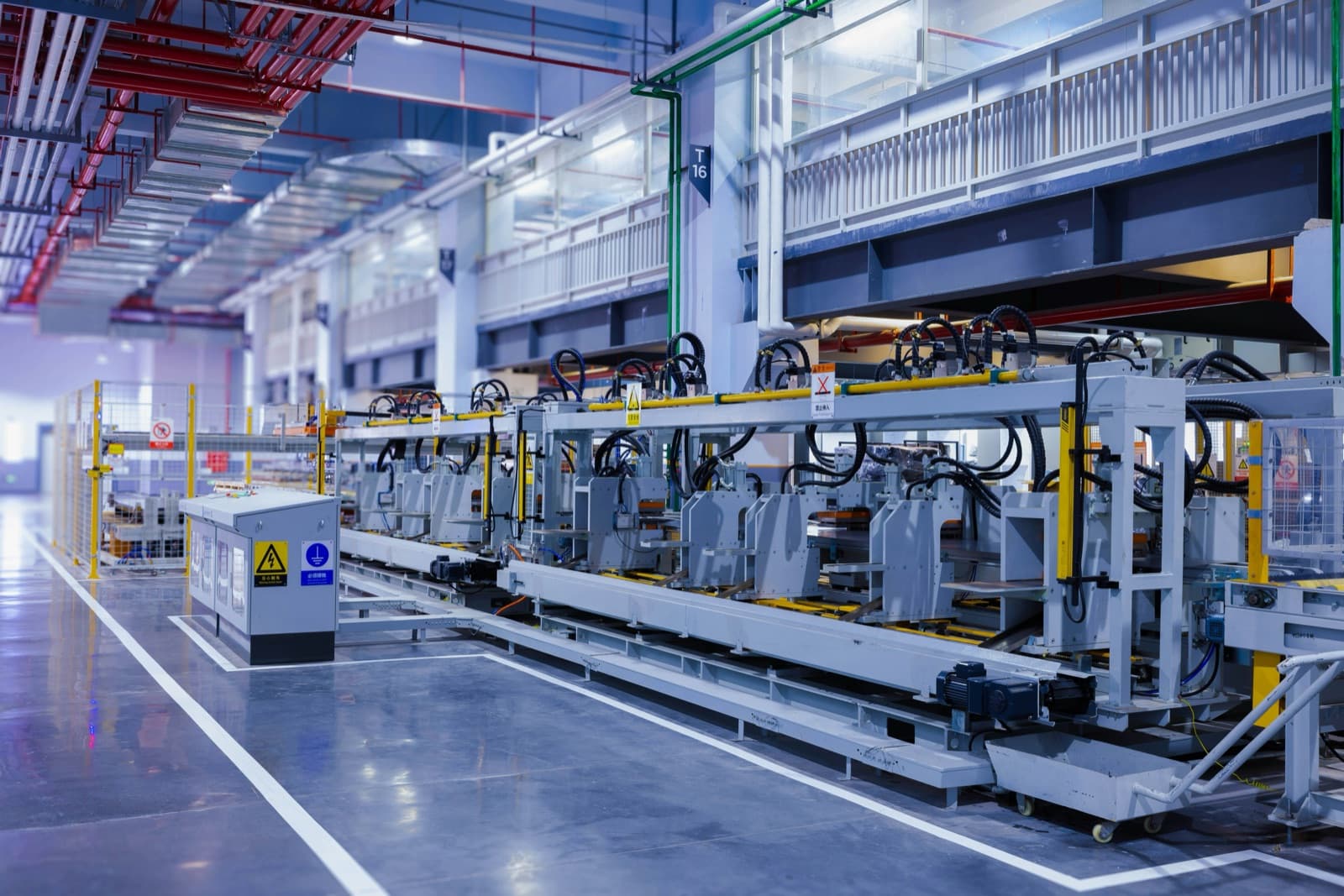 Automatisierte Produktionslinie in einer modernen Fabrikhalle