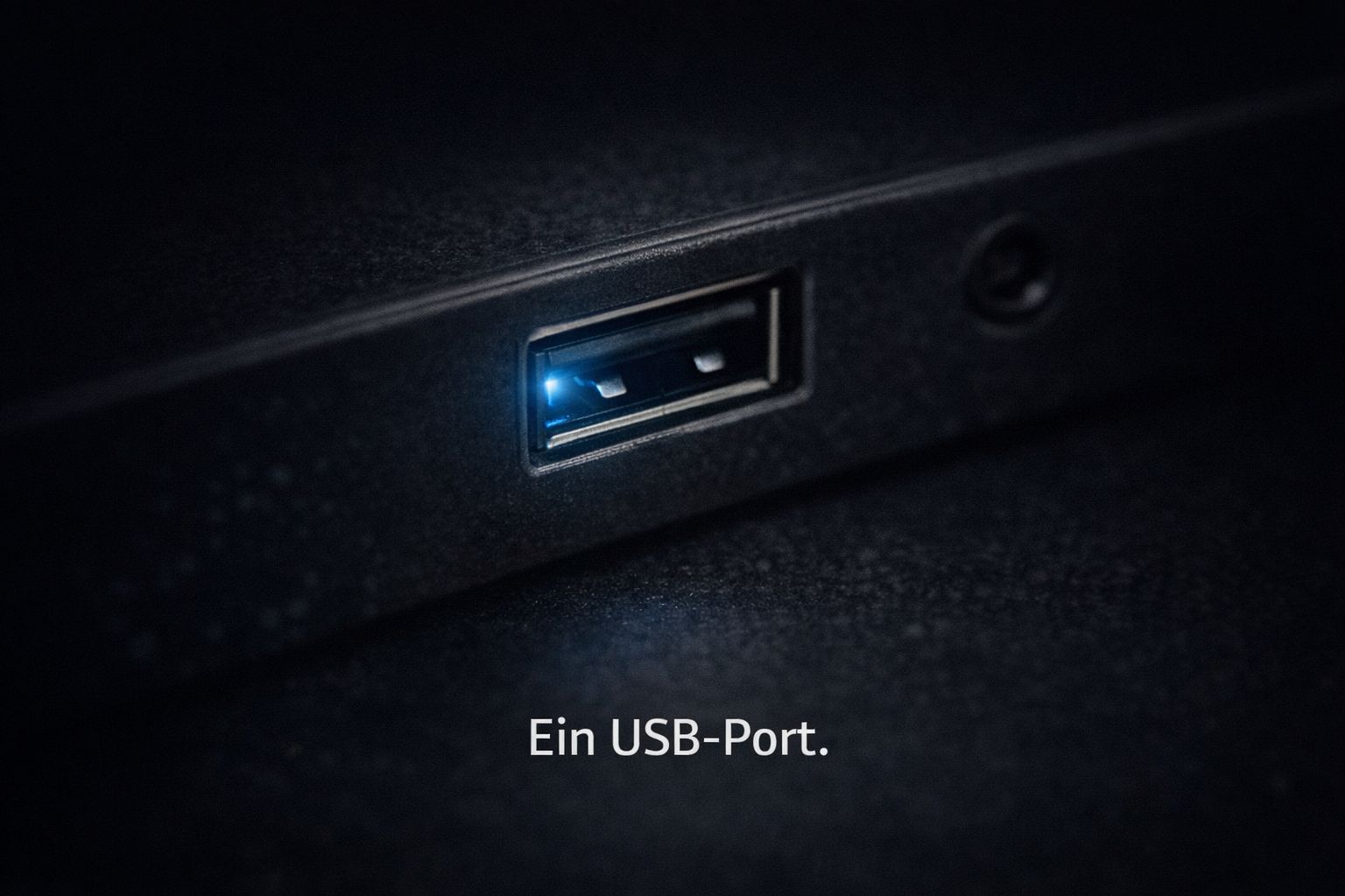 Nahaufnahme eines USB-A-Ports mit blauem LED-Licht, eine physische Schnittstelle reicht für den CRA-Scope
